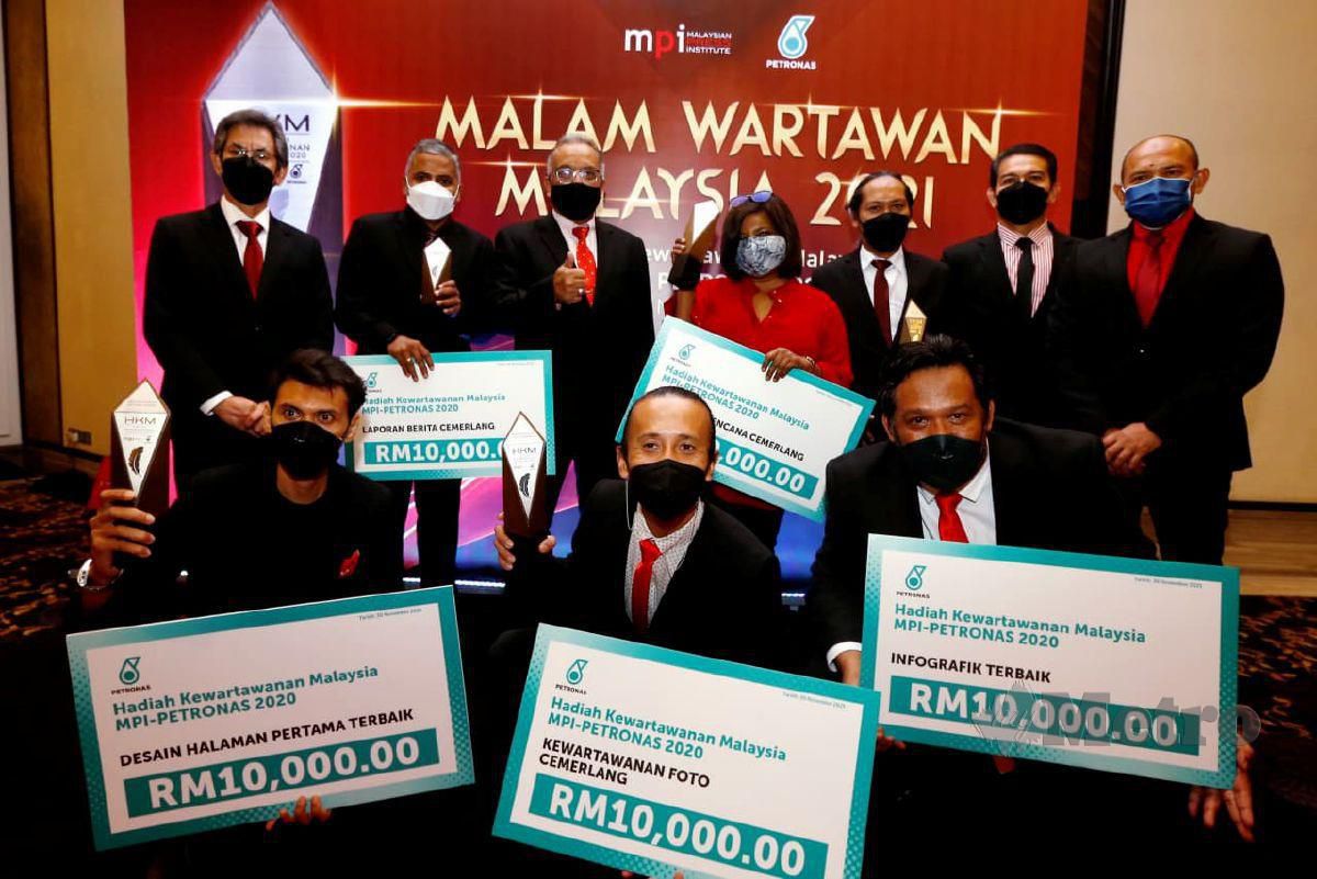 Husain (kanan, berdiri) bersama Pengarang New Straits Times, Lukman Mansor (tiga dari kiri, berdiri) bersama Pengarang Berita Harian Datuk Saidon Idris (kiri, berdiri) bergambar wartawan dan jurugambar NSTP yang memenangi anugerah. FOTO Hairul Anuar Rahim