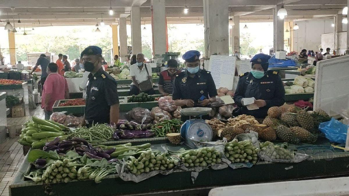 Pegawai KPDNHEP melakukan pemeriksaan harga sayuran di Pasar Besar Alor Setar. FOTO Zuliaty Zulkiffli