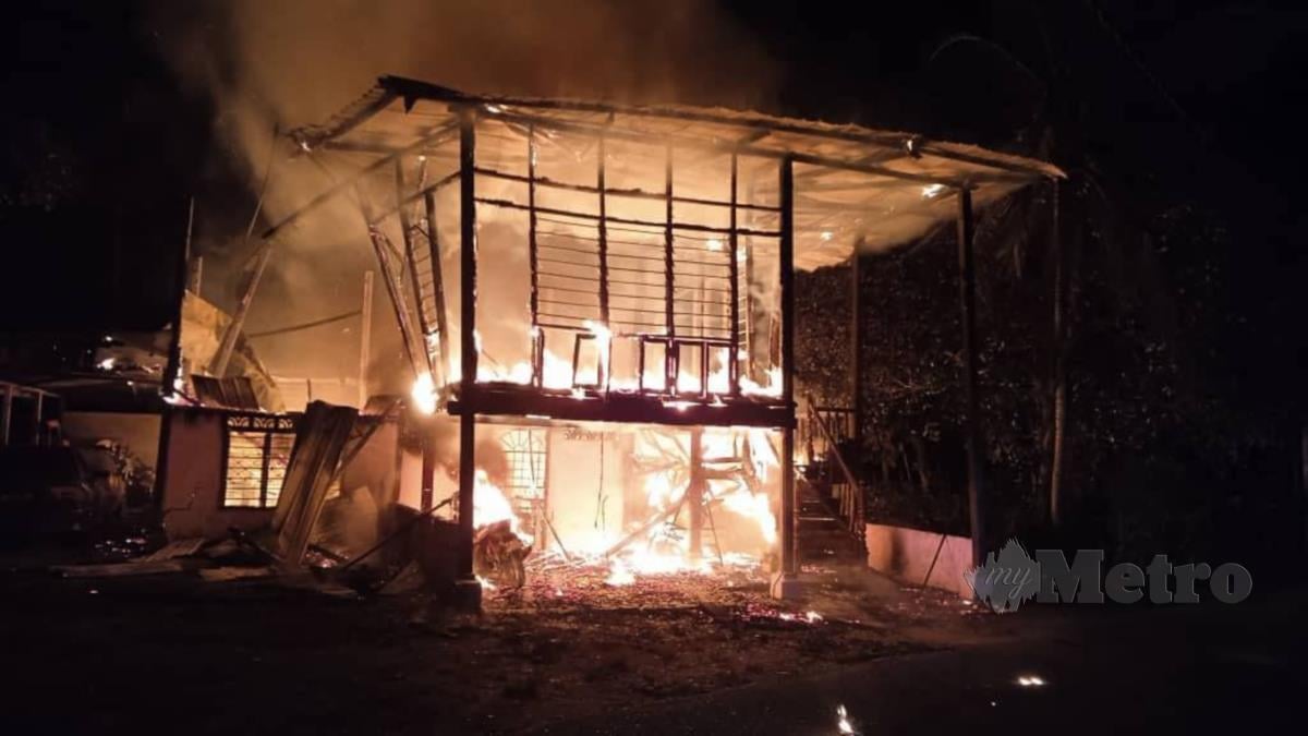 Rumah di Kampung Selat Pulau, Kampung Gajah, di sini, terbakar, menyebabkan seorang lelaki cedera ketika cuba menyelamatkan diri. FOTO IHSAN BOMBA