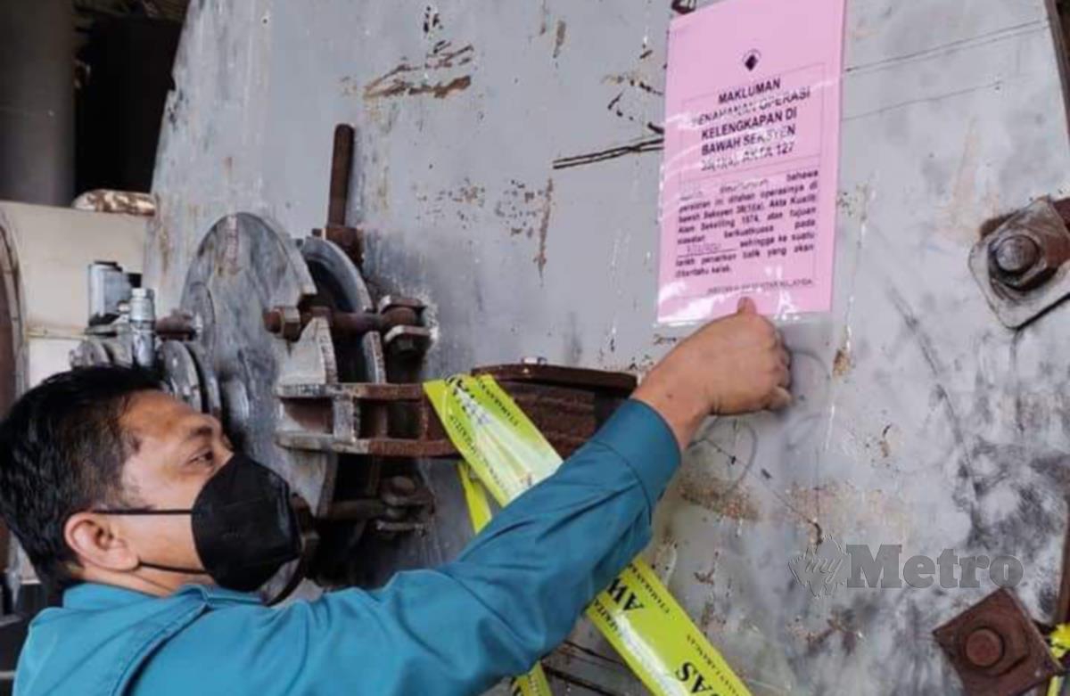  JAS Johor mengenakan tindakan penahanan operasi kilang yang menjalankan aktivitu pyrolysis tayar di Tanjung Langsat Pasir Gudang yang menyebabkan pencemaran bau. FOTO IHSAN JAS