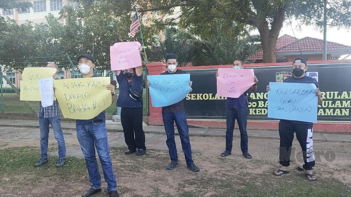 Waris murid di sebuah sekolah di Bandar Darulaman melakukan perhimpunan secara aman untuk menghantar memorandum berikutan seorang guru wanita enggan divaksin. FOTO ZULIATY ZULKIFFLI