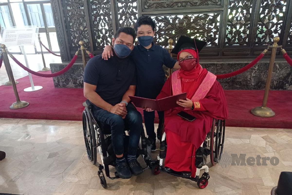 Norisah Bahrom, bersama suami, Abu Samah Borhan dan anak lelakinya, Adam Daniel, pada Majlis Konvokesyen UTM kali ke-64, Johor Bahru. FOTO NURUL AMANINA SUHAINI