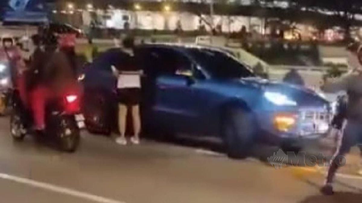RAKAMAN video yang tular di media sosial memaparkan kenderaan di pandu melawan arus. FOTO tular TikTok