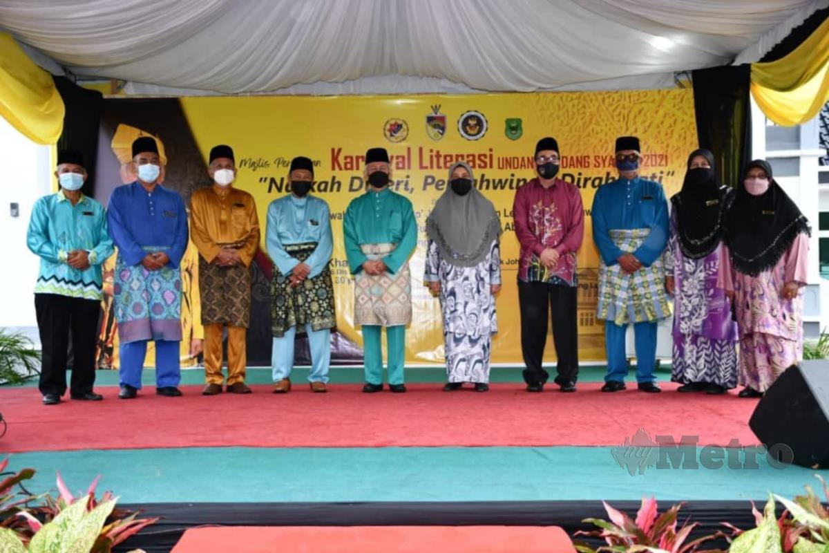 Undang Luak Johol, Datuk Muhammed Abdullah (baju hijau tengah) bersama pegawai JKSNS pada Program Karnival Literasi Undang-undang Syariah 2021, di Perkarangan Balai Undang Luak Johol, Kuala Pilah hari ini. Foto Mohd Amin Jalil.