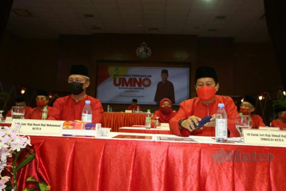 Hasni Mohammad  (kiri) dan Timbalan Pengerusi UMNO Pontian, Datuk Seri Ahmad Maslan. FOTO IHSAN UMNO PONTIAN