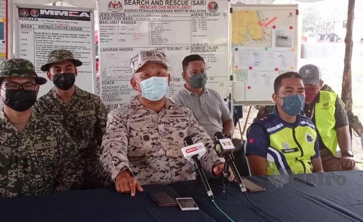 Timbalan Pengarah Operasi APMM Johor, Kepten Maritim Simon Templer Lo Ak Tusa (tengah). FOTO IHSAN MARITIM MALAYSIA
