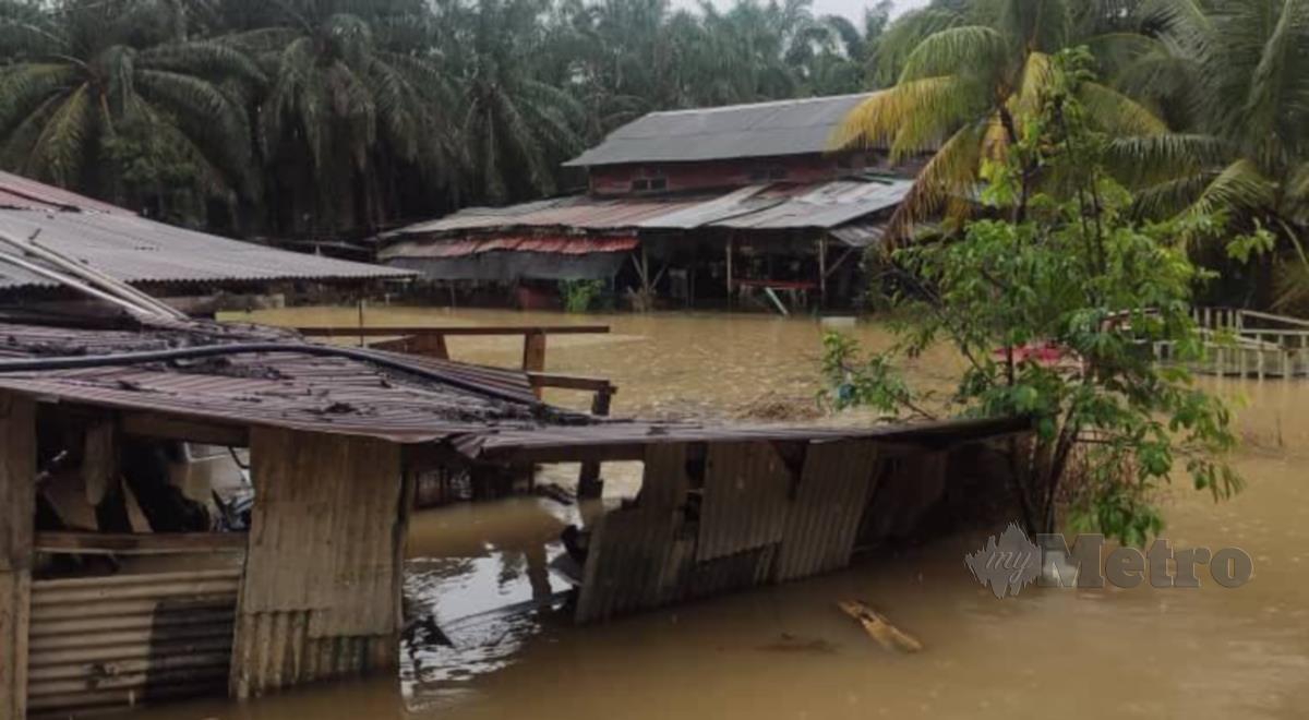 Keadaan rumah penduduk yang dilanda banjir di Daerah Muallim. FOTO Ihsan PDRM.