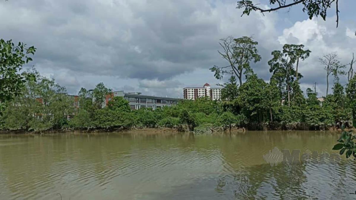 Cuaca mula mendung di Sungai Kota Tinggi di kawasan Kampung Tembioh. FOTO FARID NOH