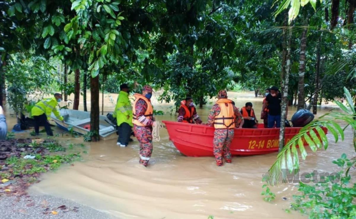 Anggota penyelamat ketika membantu memindahkan mangsa banjir di Kampung Shukor ketika banjir melanda kampung berkenaan. FOTO ZATUL IFFAH ZOLKIPLY