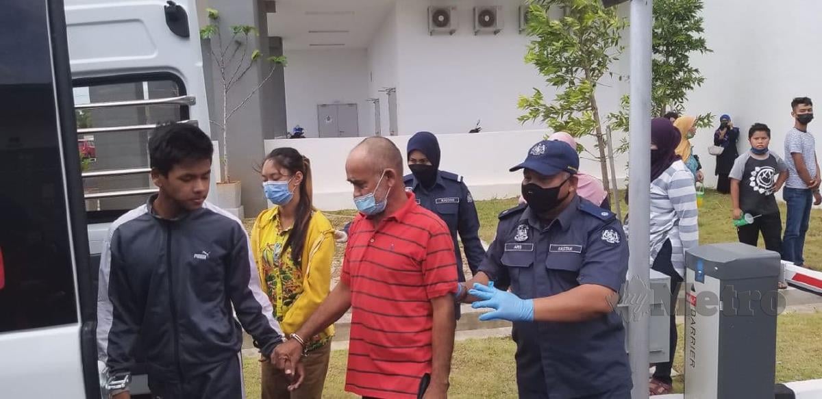 Tertuduh, Mahmud Sulaiman (berbaju kemeja T kolar warna merah) dibawa keluar dari perkarangan Mahkamah Kangar sambil diiringi pegawai Jabatan Kastam Diraja Malaysia (JKDM) Negeri Perlis. FOTO AIZAT SHARIF