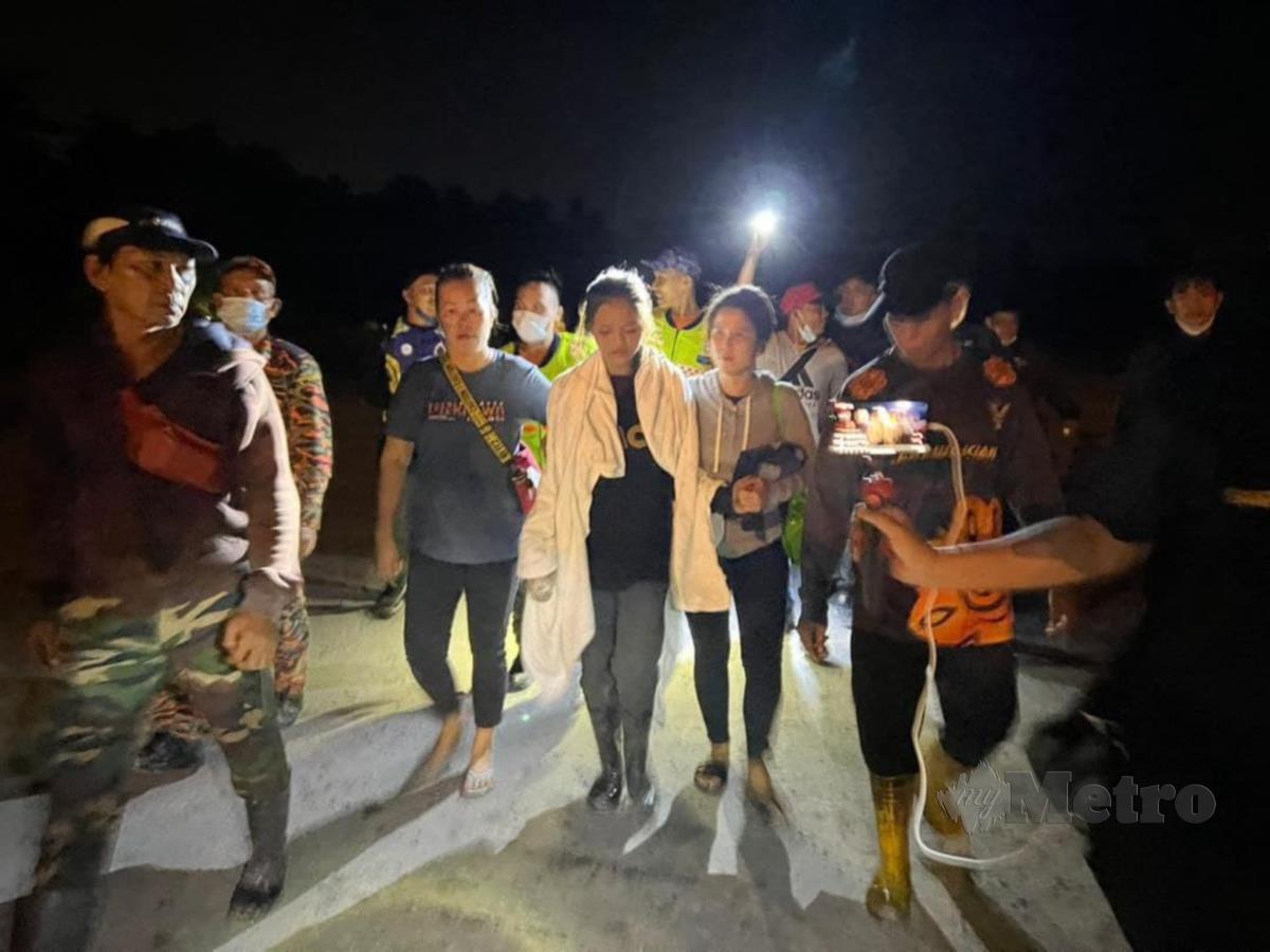 Kedua-dua mangsa ditemukan selamat selepas 15 jam hilang di dalam hutan Kampung Binyuk, Jalan Tanjung Bako, Kota Samarahan. FOTO MELVIN JONI