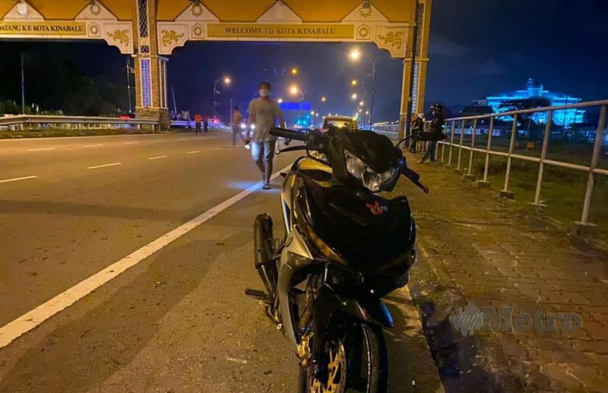 Motosikal yang ditunggang mangsa terbabas sebelum merempuh penghadang jalan. FOTO IHSAN PDRM