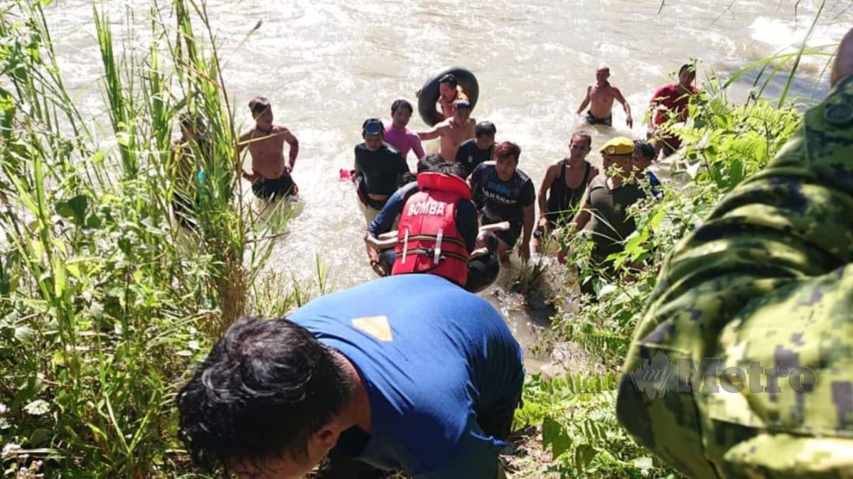 Mayat kanak-kanak terbabit dibawa keluar daripada sungai sebelum diserahkan kepada pasukan polis untuk tindakan selanjutnya. FOTO IHSAN BOMBA