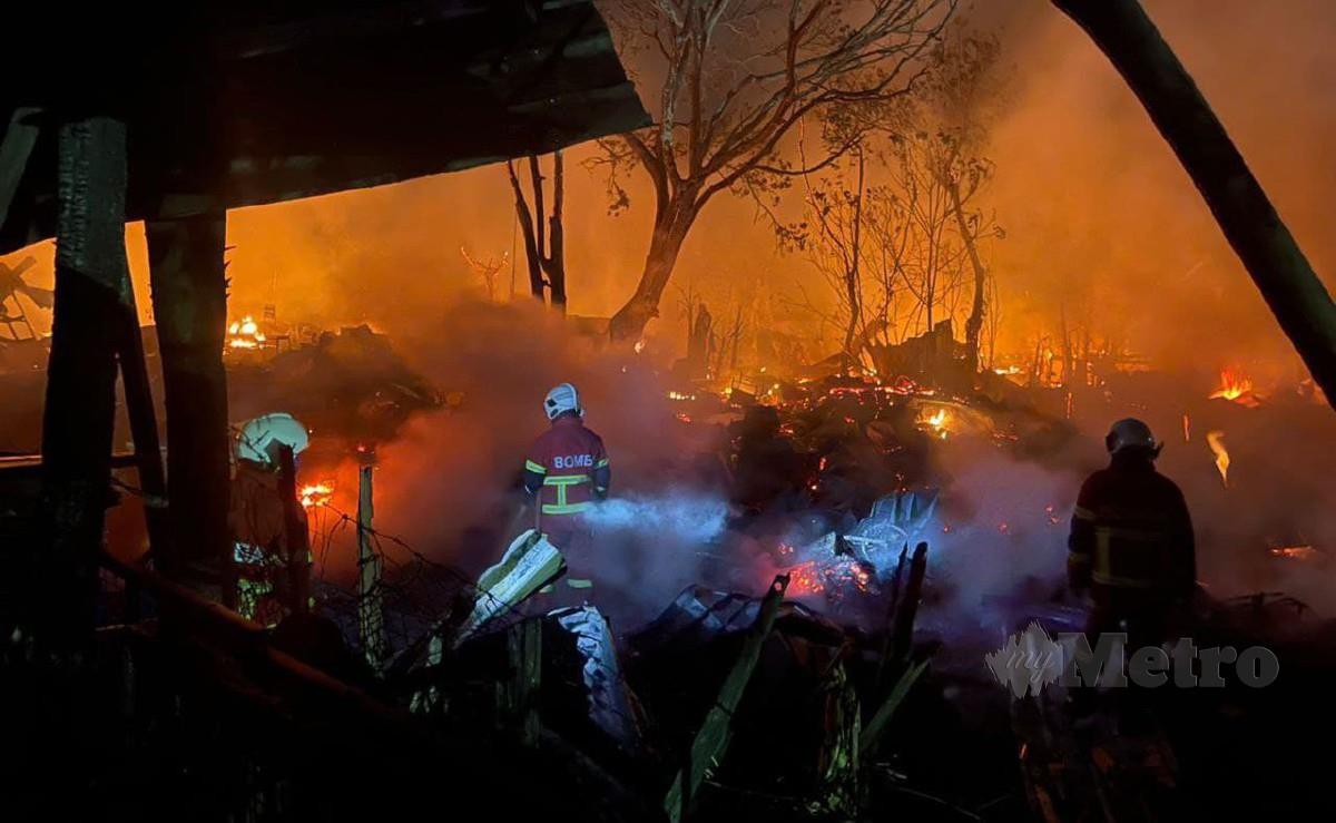 Pasukan bomba memadam kebakaran di kawasan setinggan di Kolombong. FOTO Ihsan Bomba 