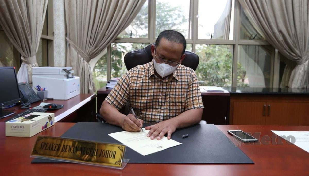 Suhaizan Kaiat  menandatangani Warta Pemasyuran Pembubaran Dun Johor. FOTO NUR AISYAH MAZALAN