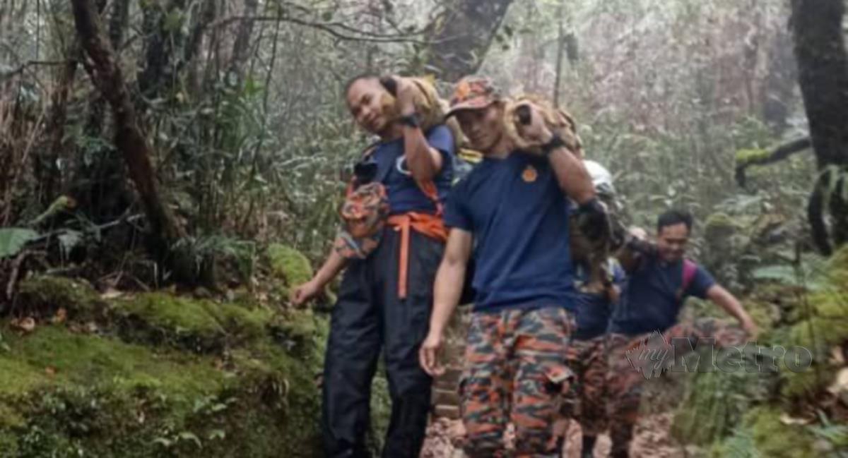 Pasukan MOSAR membawa turun mangsa yang mengalami kekejangan otot dan hipotermia di Gunung Kinabalu.