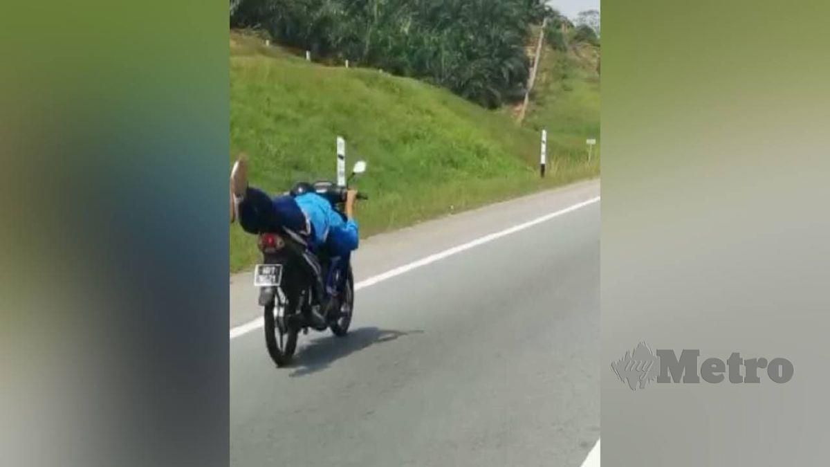 TANGKAP layar rakaman video menunjukkan remaja menunggang motosikal secara berbahaya. FOTO Ihsan Polis