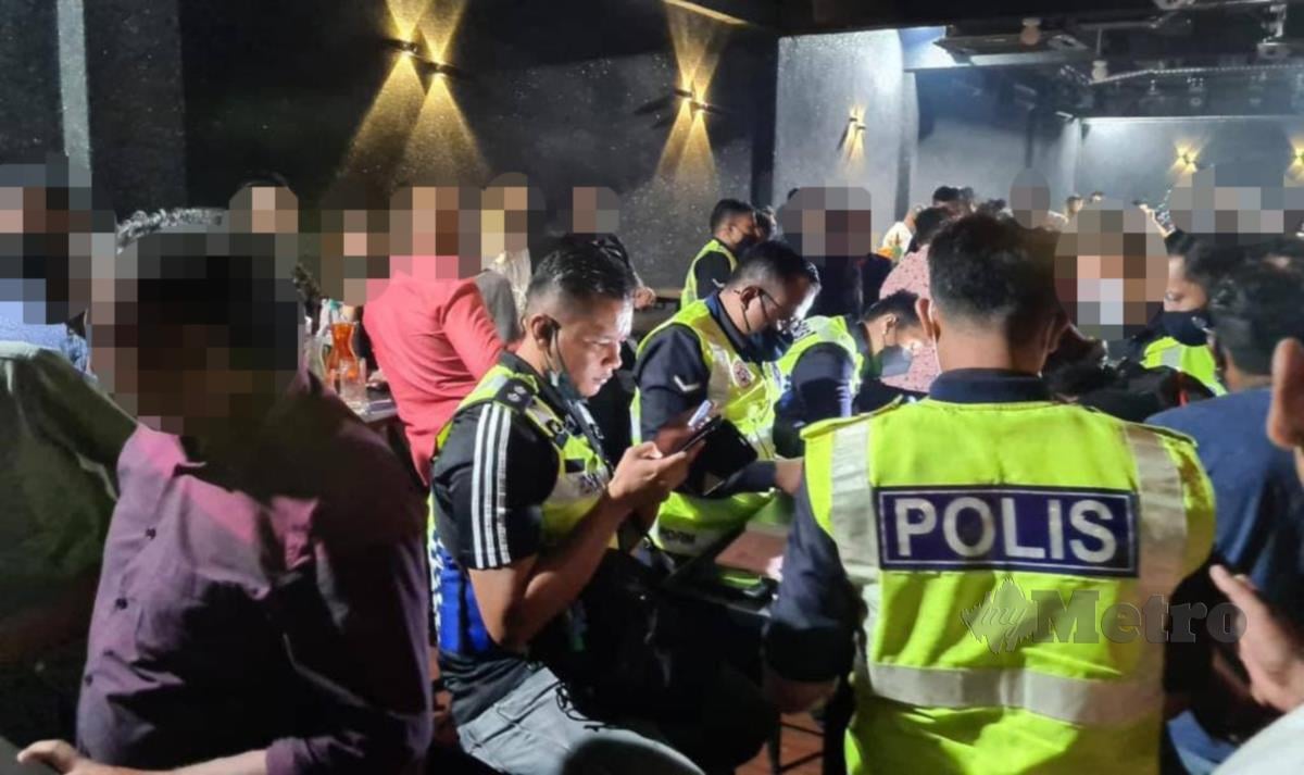 Seramai 78 pelanggan dan seorang pengurus premis pusat hiburan dikompaun RM79,000 kerana melanggar Pelan Pemulihan Negara (PPN) (Fasa 4), di Jalan Telawi 2, Bangsar, di sini, semalam.