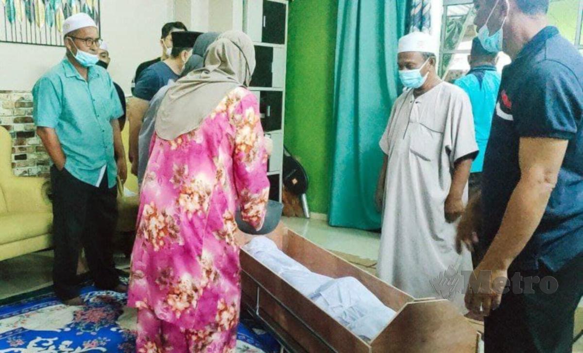Ahli keluarga dan sanak saudara yang menziarahi jenazah Abdullah Morad yang meninggal dunia akibat jangkitan paru-paru di rumahnya di Taman Murni, Jalan Putra, Mergong. FOTO ZULIATY ZULKIFFLI
