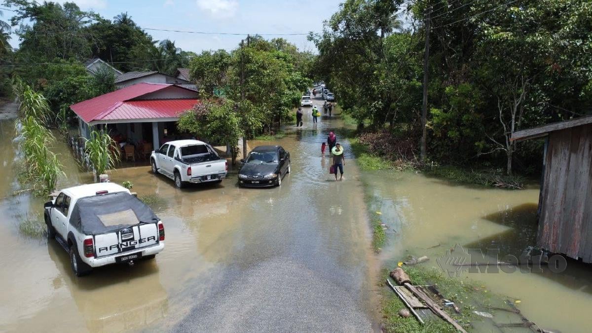 Keadaan beberapa kawasan  di Kampung Kajang Sebidang, Palas Merah dan Teluk Jering yang dinaiki air menyebabkan banjir termenung. FOTO NIK ABDULLAH NIK OMAR