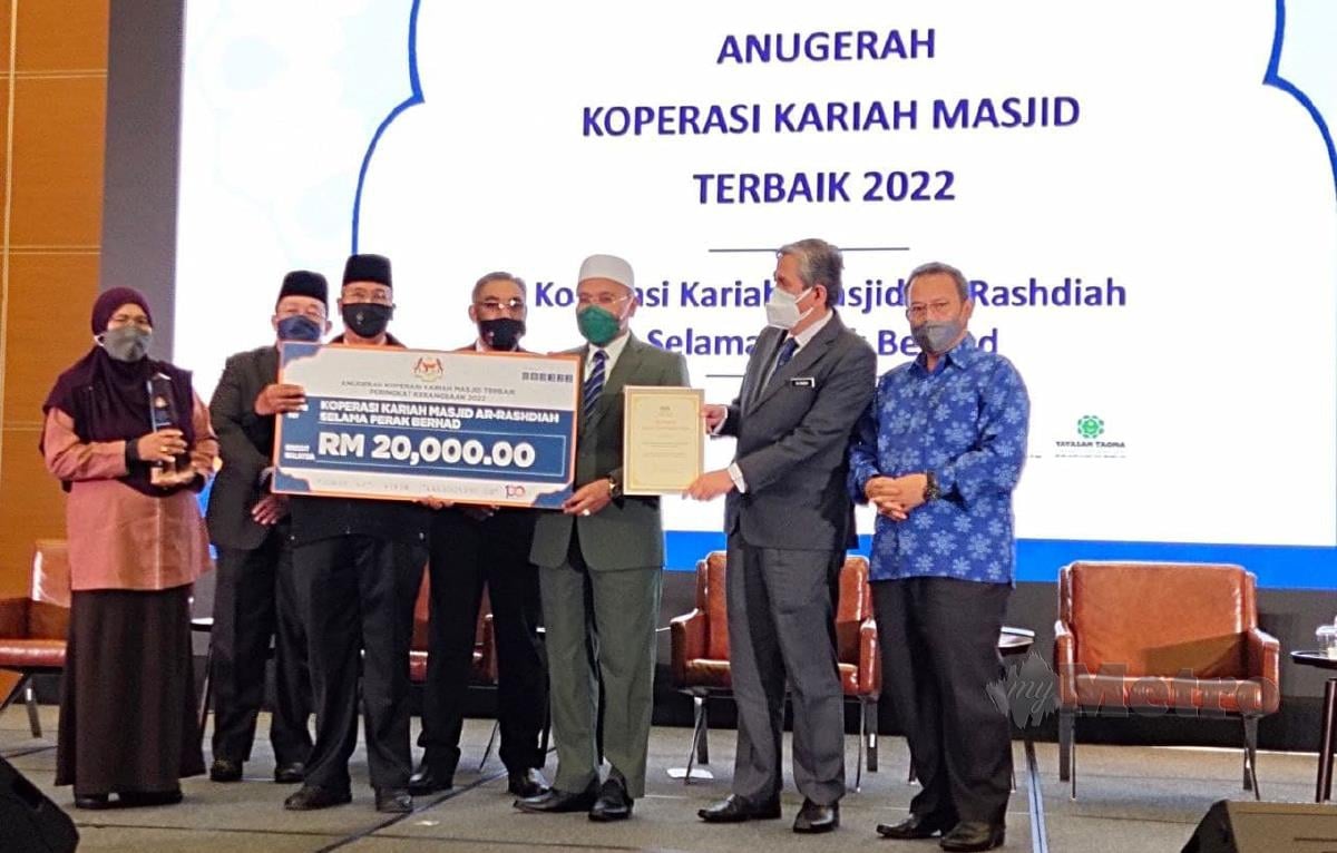 Idris (tiga dari kanan)menyampaikan Anugerah Koperasi Kariah Masjid Terbaik kepada Koperasi Masjid Ar Rashidah,Selama,Perak, di Hotel Movenpick, Lapangan Terbang Antarabangsa, Kuala Lumpur (KLIA) hari ini. Foto Samadi Ahmad