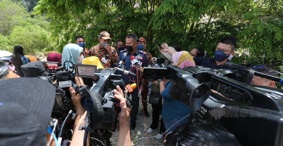 Sidang Media oleh  Pengarah Jabatan Bomba Dan Penyelamat Malaysia (JBPM) Perak, Azmi Osman. FOTO  L.MANIMARAN