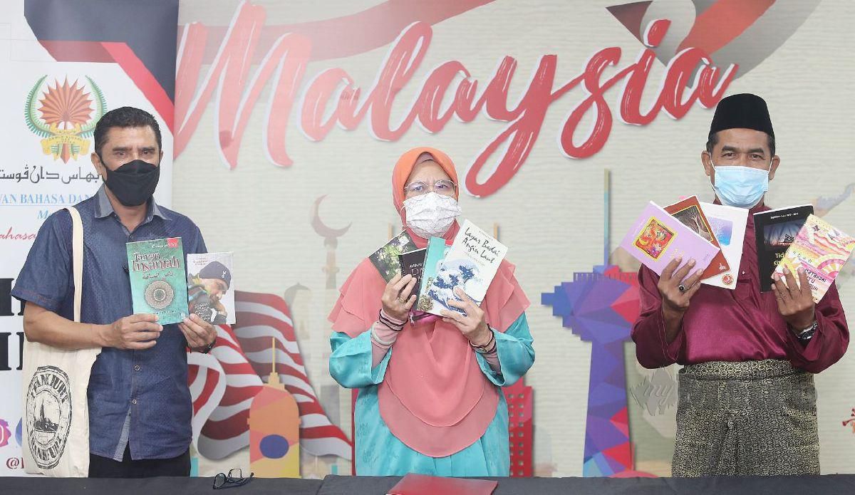 PENERIMA Anugerah Penulisan Asia Tenggara (dari kiri) Dr Shamsudin (2019), Aminah (2020) dan Mohd Rosli (2021). FOTO Saifullizan Tamadi