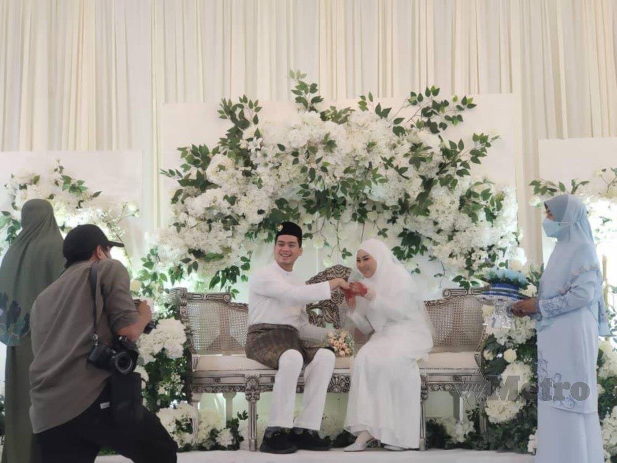 AMEERUL Hakim bersama isterinya, Nur Izzatul Nabilah ketika majlis pernikahan. FOTO Ihsan Ameerul Hakim Muzi