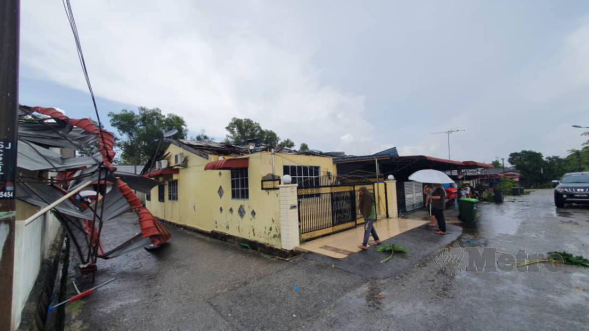 BUMBUNG rumah penduduk yang rosak akibat ribut, FOTO tular