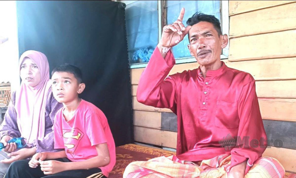 Rosmadi Rahim (kanan) menceritakan kejadian bot karam sebelum diselamatkan kepada rakanya, Nor Azman Mohd Nor. FOTO FOTO STR ROSLI ILHAM.