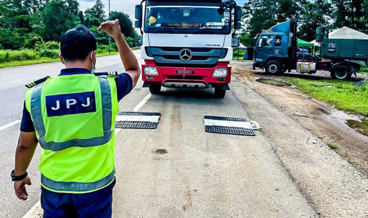 Anggota Jabatan Pengangkutan Jalan (JPJ) Pahang menjalankan pemeriksaan lori dalam Ops Tutup. FOTO / ihsan JPJ Pahang