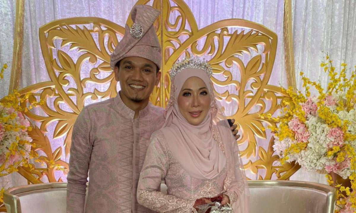 HARIK Fauzi dan isteri, Siti Maryam Issia memakai busana pengantin bersesuaian dengan majlis rumah terbuka Aidilfitri bertemakan ‘Raja Sehari’ anjuran mereka.