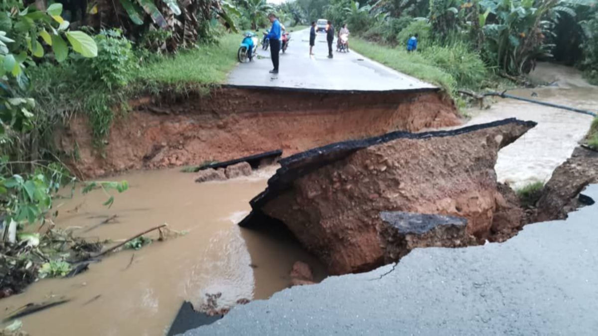 Keadaan jalan menuju ke Sekah di Sabah yang terjejas akibat banjir. FOTO ihsan Jabatan Pendidikan Negeri Sabah