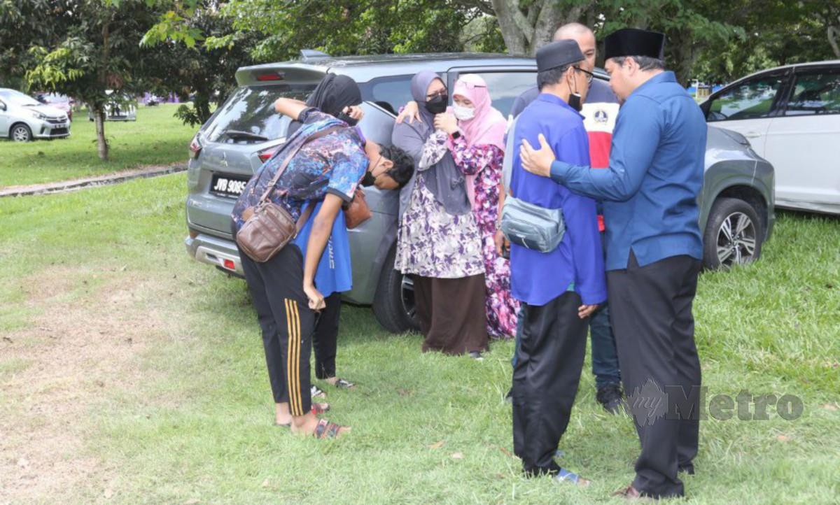 AHLI keluarga mangsa kemalangan yang hadir di Jabatan forensik Hospital Kuala Kangsar. FOTO L Manimaran