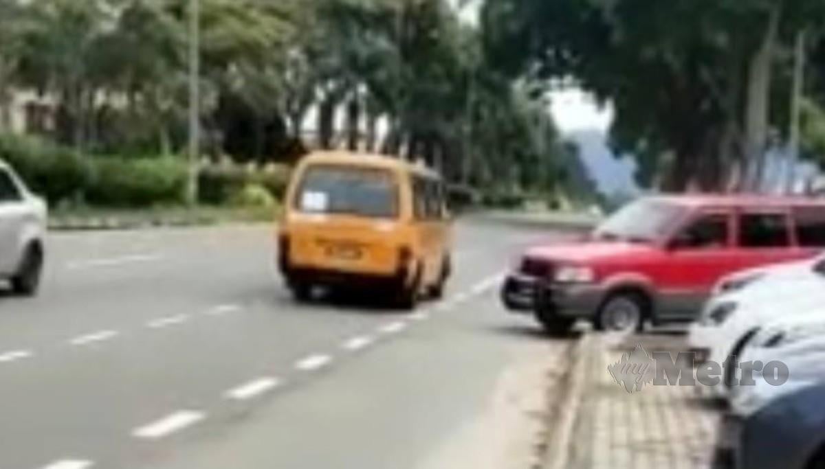 TANGKAP layar video tular yang memaparkan tindakan lelaki warga emas memandu van sekolah secara berbahaya dan melawan arus. FOTO video tular 