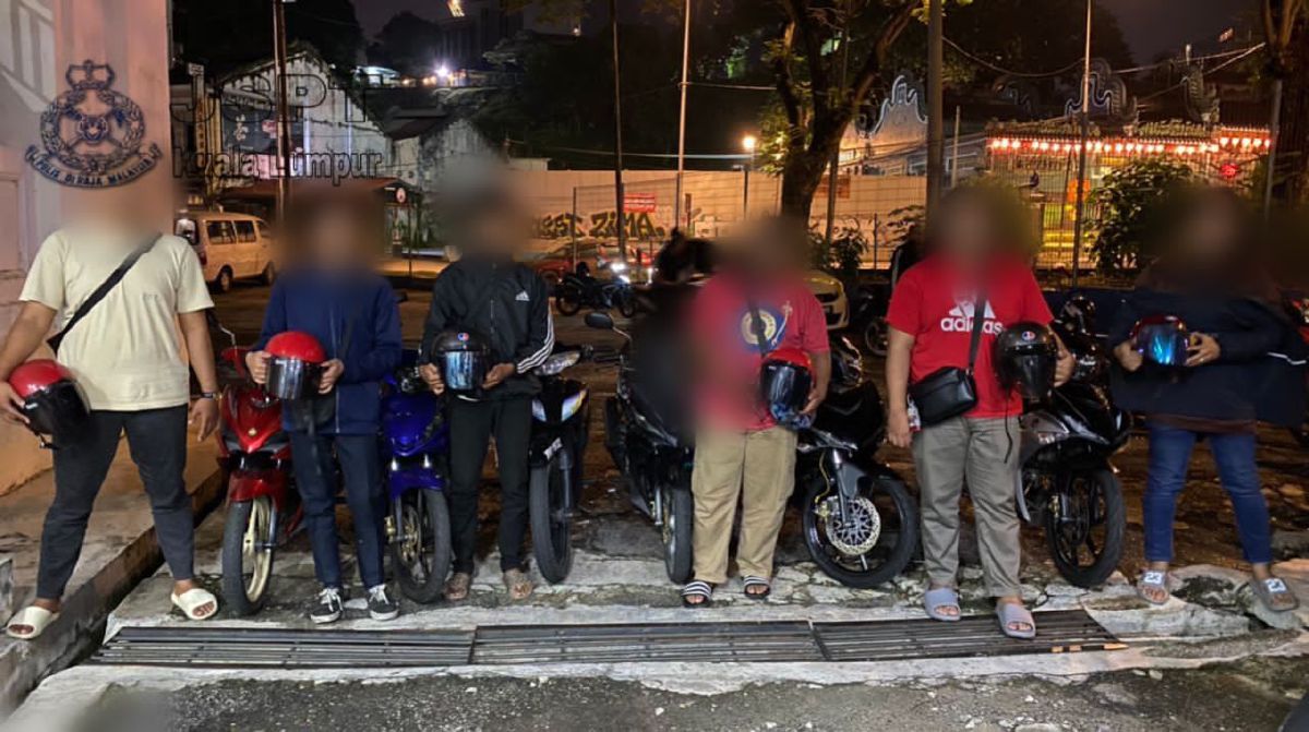 ANTARA penunggang motosikal yang ditahan. FOTO Ihsan JSPT KL.