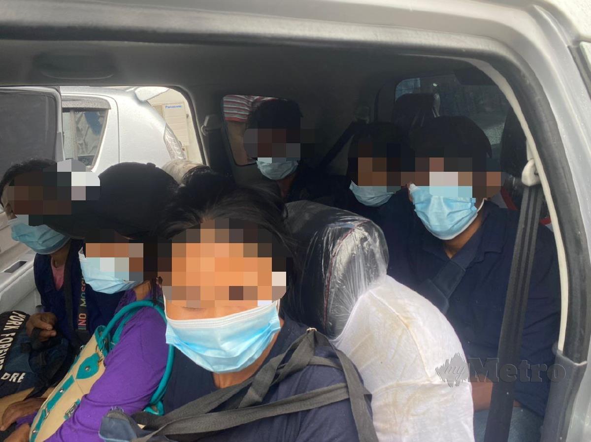 Sebahagian daripada tujuh Pati warga Myanmar yang ditahan polis dalam sebuah kereta Perodua Alza yang dipandu seorang lelaki tempatan yang juga pemandu e-hailing di Plaza Tol Hutan Kampung arah selatan. FOTO IHSAN PDRM