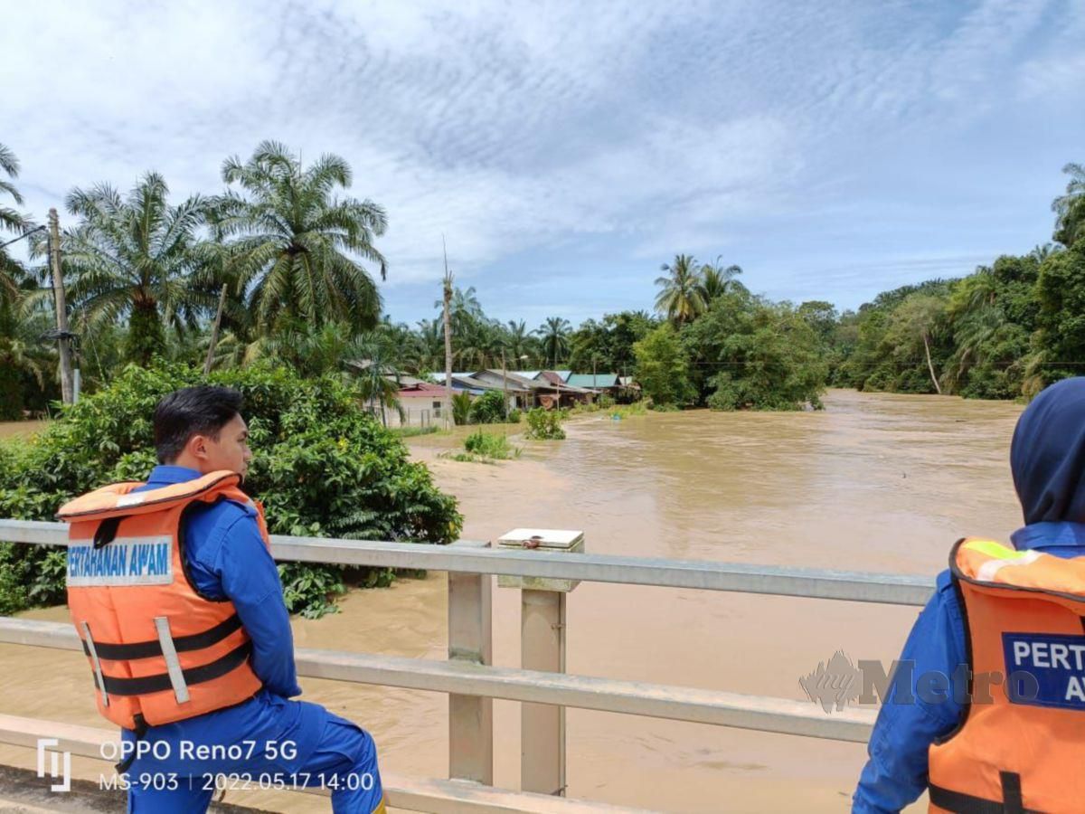 ANGGOTA APM memantau banjir di Kampung Rantau Panjang, Bestari Jaya. FOTO Ihsan APM 