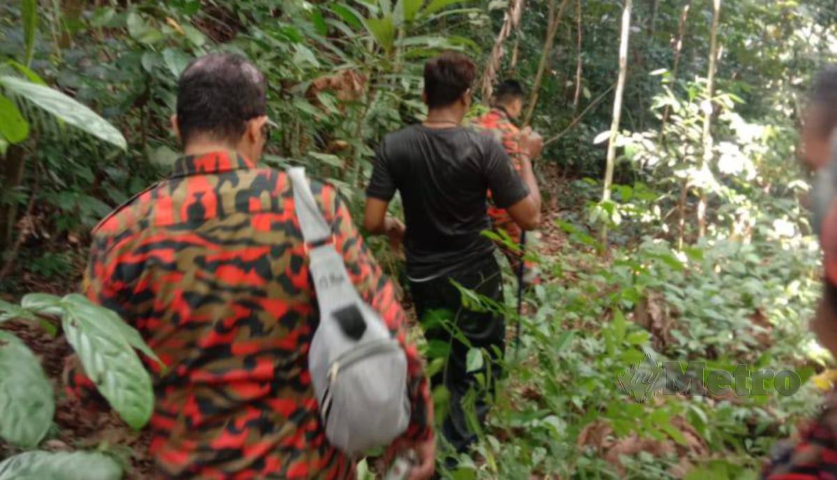Pasukan bomba menyelamatkan dua pendaki yang keletihan ketika melakukan aktiviti pendakian di Bukit Apek, Cheras dan Hutan Simpan Seksyen 10, Kota Damansara, Petaling Jaya, hari ini. FOTO IHSAN BOMBA
