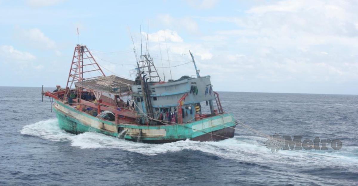 Bot nelayan yang ditahan Agensi Penguatkuasaan Maritim Malaysia kerana menceroboh dan mencuri hasil laut negara. FOTO PIX IHSAN APMM