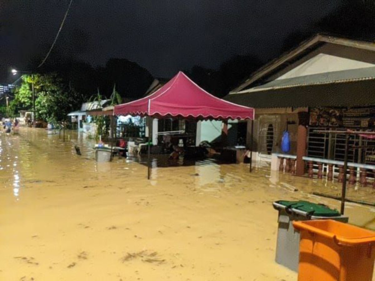 ANTARA rumah penduduk di Kampung Semarak, Rahang yang dilanda banjir kilat. FOTO Ihsan Pembaca.