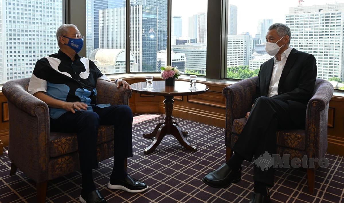ISMAIL Sabri (kiri) bertemu Lee Hsien Loong.