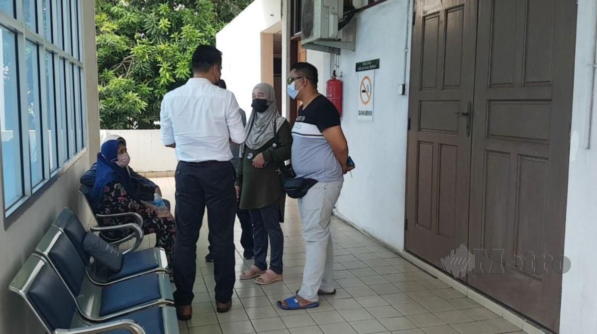 SEORANG tertuduh (dua dari kanan) ditemani ahli keluarga ketika hadir di Mahkamah Khas Rasuah Tawau. FOTO Abdul Rahemang Taiming