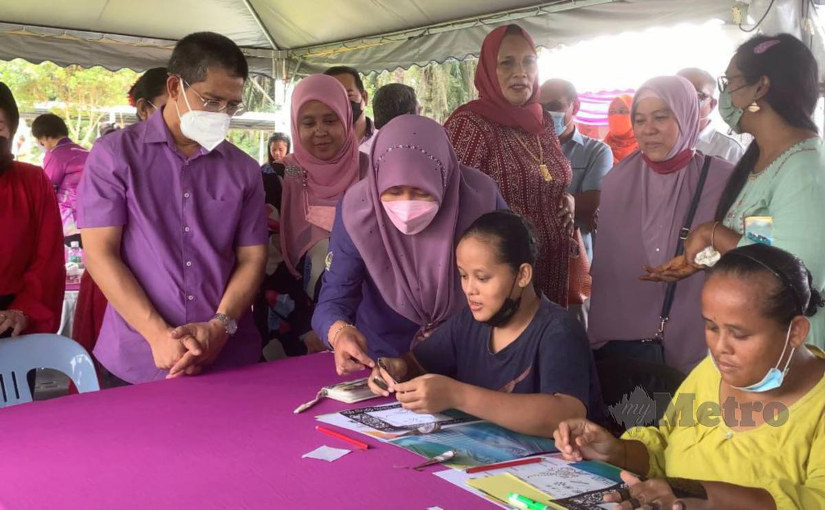 ABDUL Shukor (kiri) pada program Jelajah Kasih Keluarga Malaysia. FOTO Noor Hidayah Tanzizi