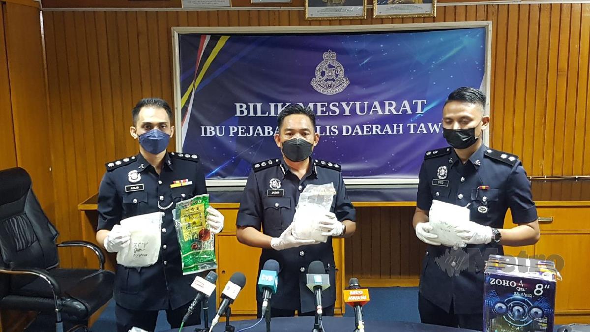 Ketua Polis Daerah Tawau Asisten Komisioner Jasmin Hussin (tengah), menunjukkan dadah jenis syabu yang dirampas pada Rabu lalu. FOTO  Abdul Rahemang Taiming.
