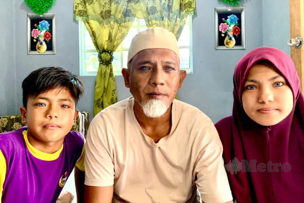 Umi Aqilah, 19, dan Muhammad Safwan, 13, bersama bapa mereka  Ahmad Zailani Dollah, 52, yang memiliki sepasang mata biru. FOTO Ihsan Umi Aqilah