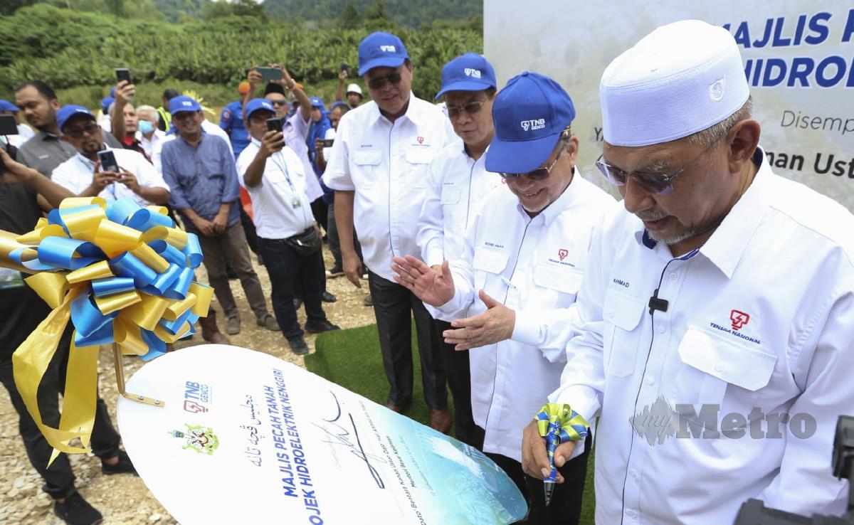 Menteri Besar Kelantan Datuk Ahmad Yakob menyempurnakan Majlis Pecah Tanah Projek Hidroelektrik Nenggiri hari ini.  FOTO NIK ABDULLAH NIK OMAR
