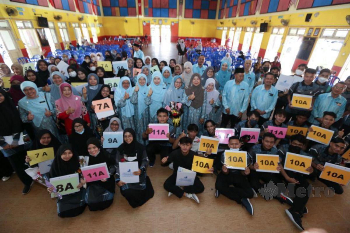 SEBAHAGIAN pelajar dan guru bergambar kenangan selepas diraikan menerima keputusan cemerlang SPMdi Sekolah Menengah Agama Falahiah, Pasir Pekan, Tumpat, Kelantan.