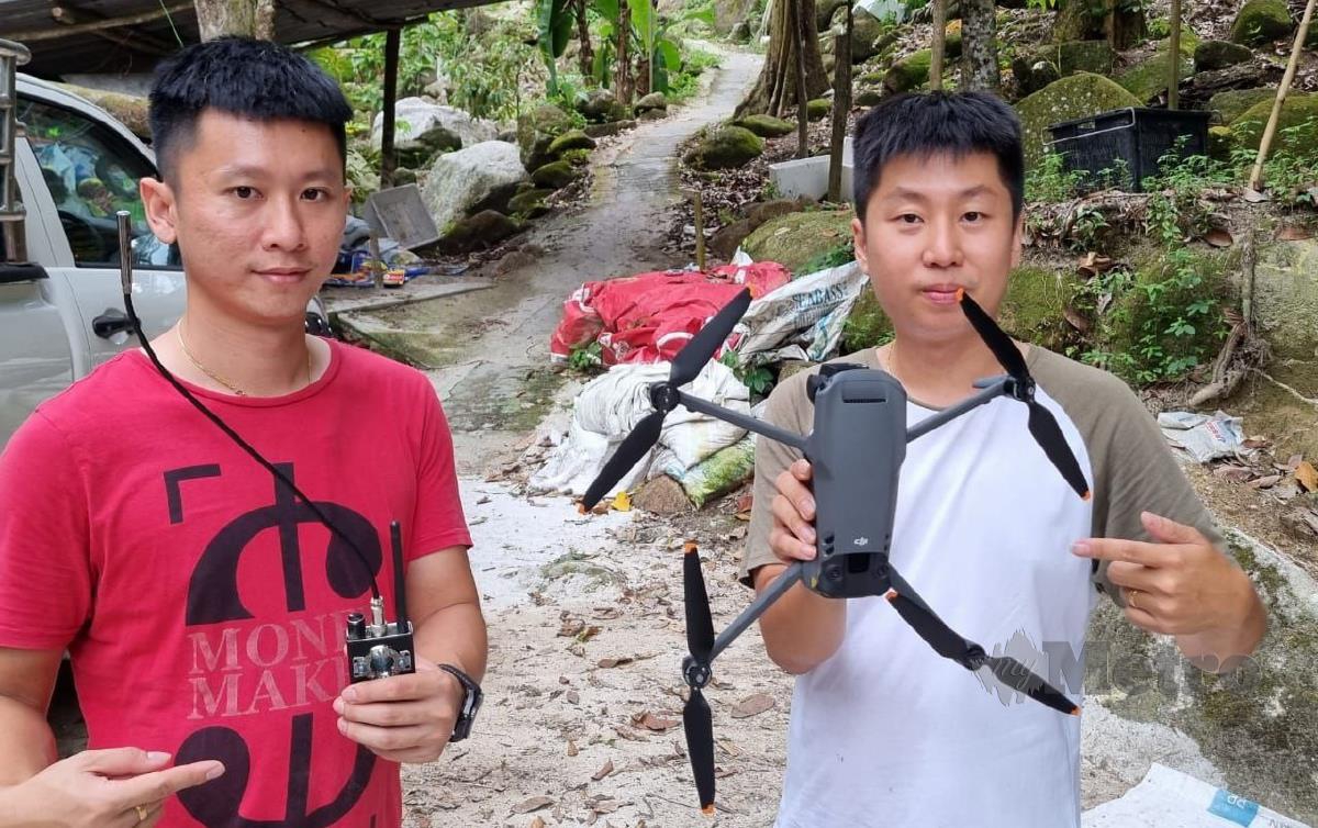 Tan Chee Keat (kanan), 30, menunjukkan penggunaan pesawat tanpa pemandu (UAV) atau dron bagi memantau dusun durian milik keluarganya di sini. FOTO IHSAN TAN CHEE KEAT