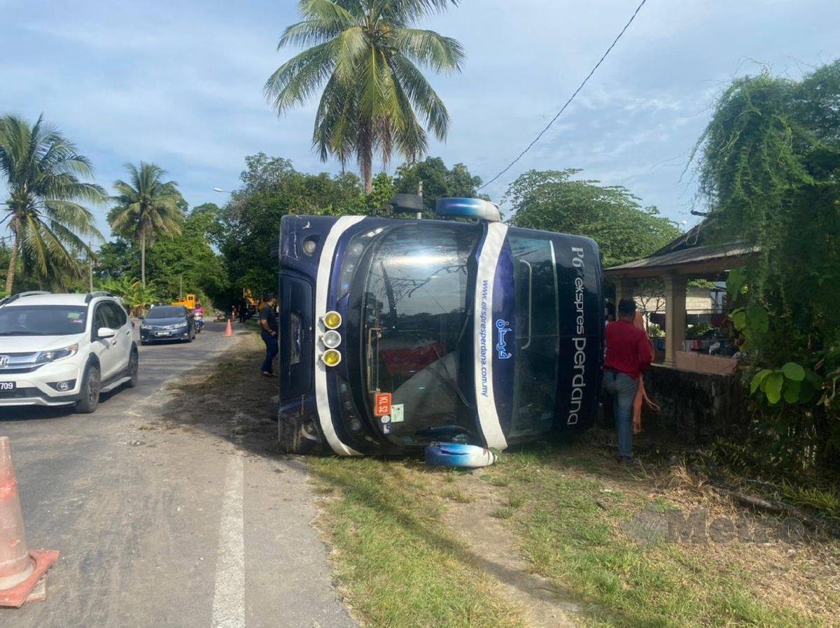 Sebuah bas ekspres yang membawa 10 penumpang hilang kawalan sebelum terbalik di Jalan Gunong-Jelawat dekat Kampung Bator, di sini, pagi tadi. FOTO Ihsan polis